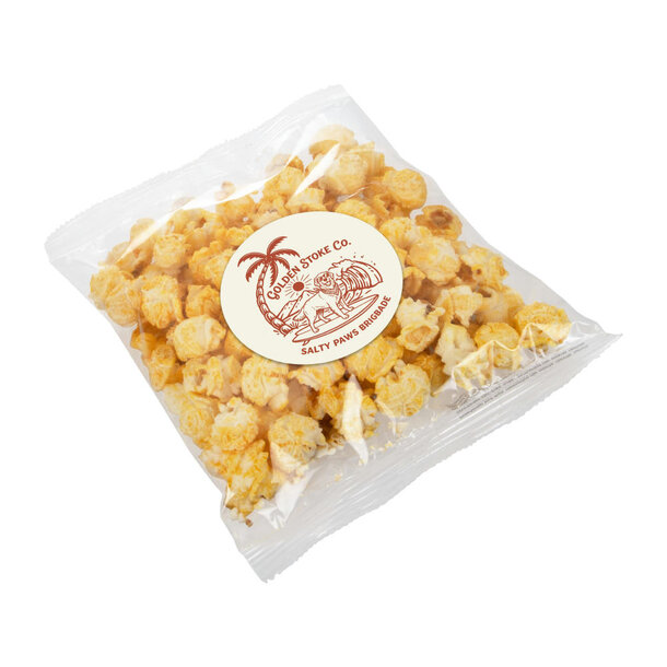 Transparenter Tüte mit salzigem Popcorn